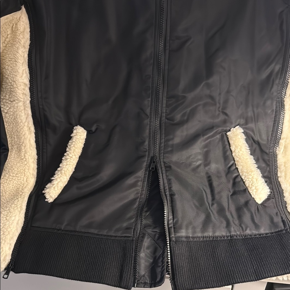 ♥️CAbi Charisma Bomber Jacket♥️ - Picture 7 of 10